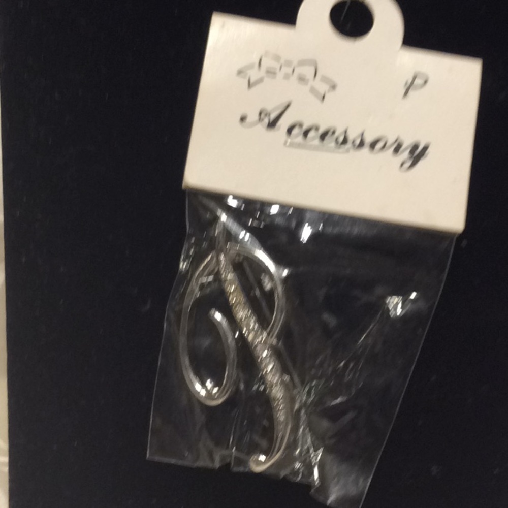 Initial Rhinestone Pin P - Picture 2 of 3
